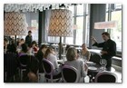 :: Pulse para Ampliar :: Joan Gómez, presentando las novedades culinarias del  B Lounge, en el hotel Barceló Raval.