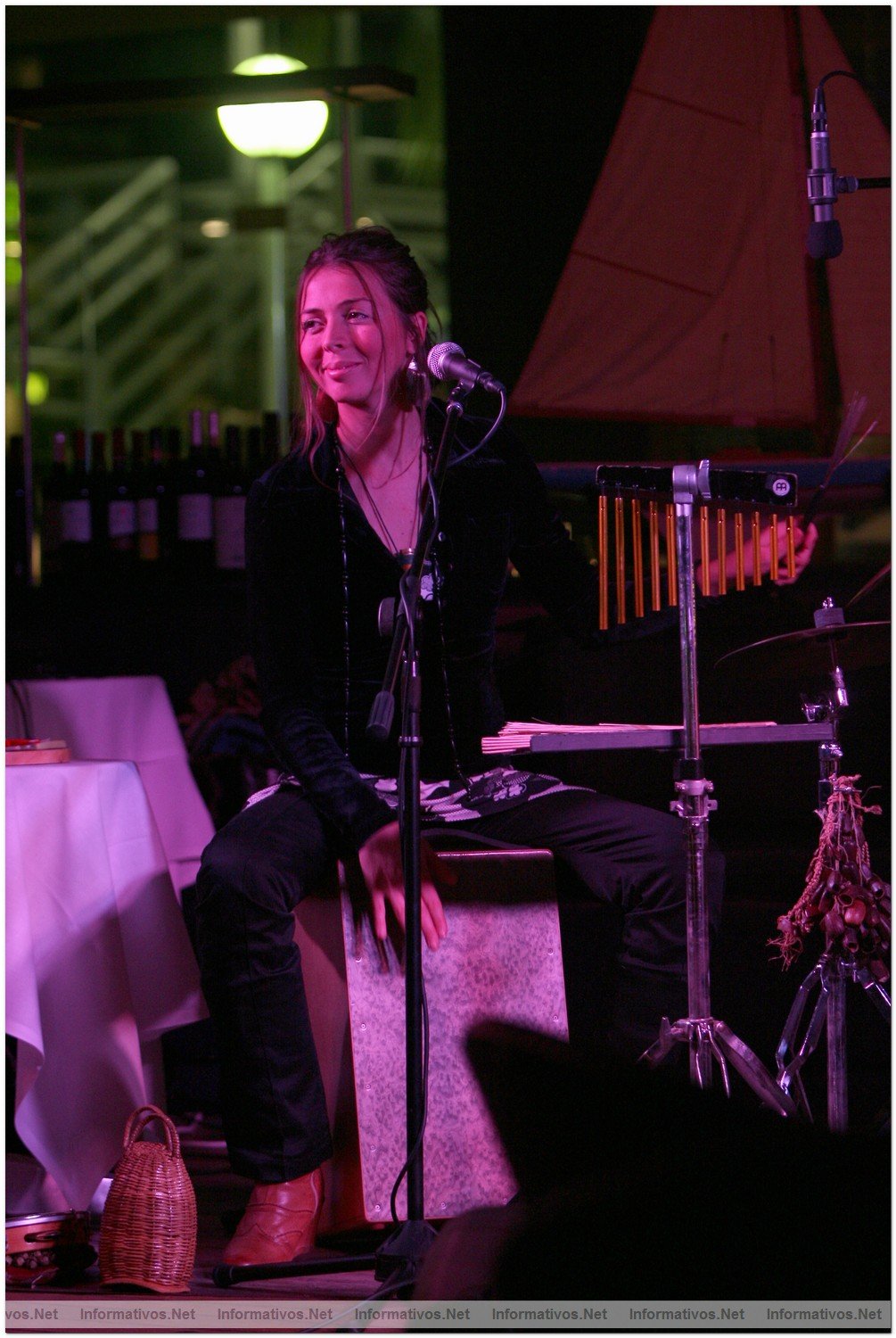 Actuaci�n de "Solimel" en el Restaurante "Moll Oest" en el Puerto de Masnou (Barcelona): Sol Homar (voz y percusi�n) y Mel Seme (voz y guitarra)