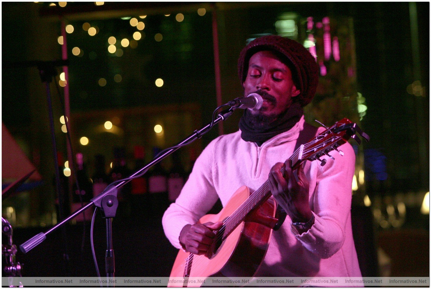 Actuaci�n de "Solimel" en el Restaurante "Moll Oest" en el Puerto de Masnou (Barcelona): Sol Homar (voz y percusi�n) y Mel Seme (voz y guitarra)