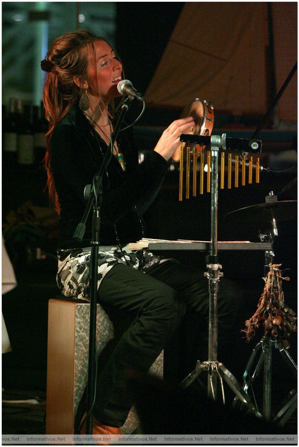 Actuaci�n de "Solimel" en el Restaurante "Moll Oest" en el Puerto de Masnou (Barcelona): Sol Homar (voz y percusi�n) y Mel Seme (voz y guitarra)