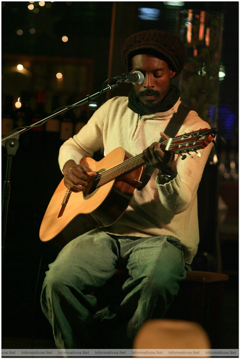 Actuaci�n de "Solimel" en el Restaurante "Moll Oest" en el Puerto de Masnou (Barcelona): Sol Homar (voz y percusi�n) y Mel Seme (voz y guitarra)