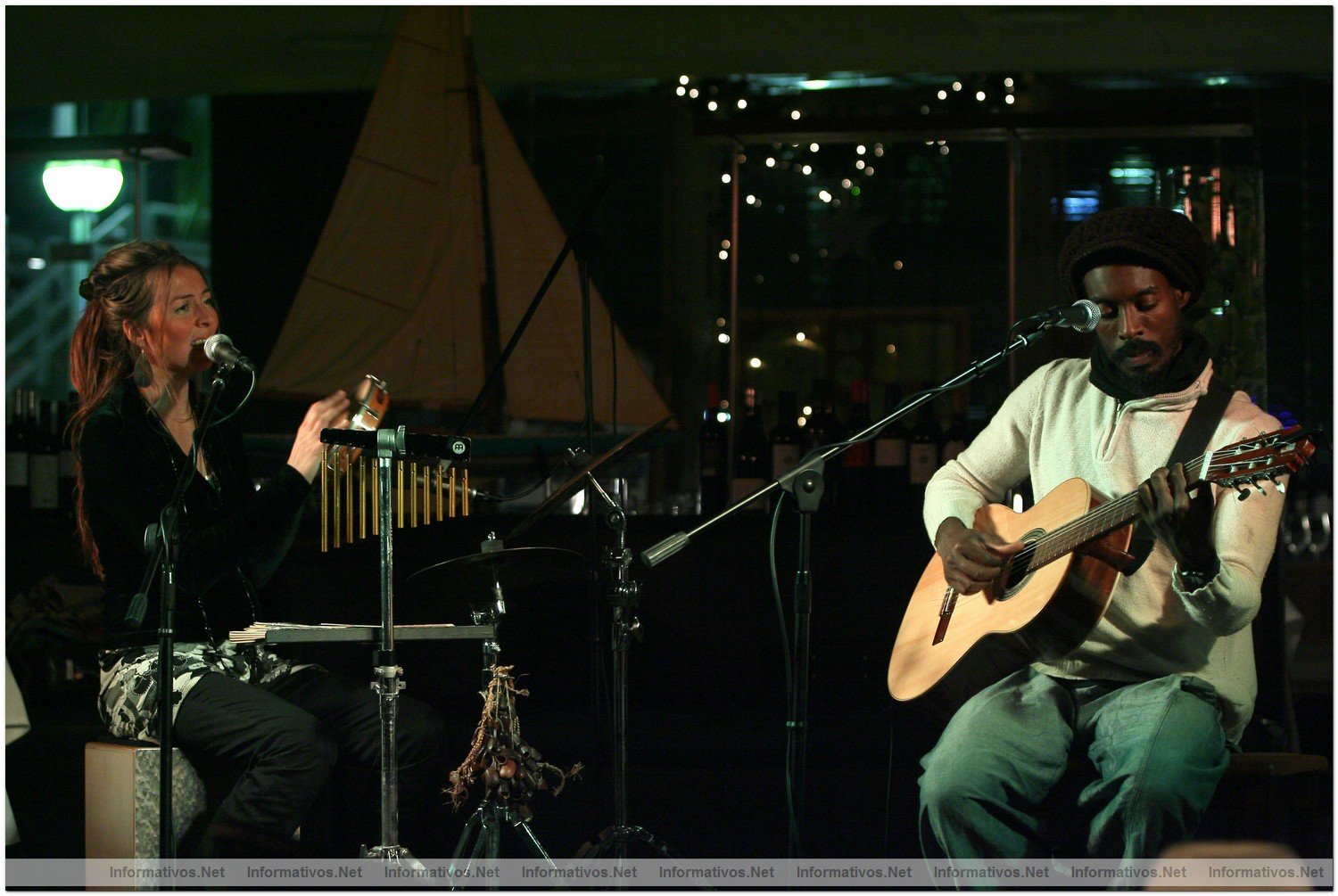 Actuaci�n de "Solimel" en el Restaurante "Moll Oest" en el Puerto de Masnou (Barcelona): Sol Homar (voz y percusi�n) y Mel Seme (voz y guitarra)
