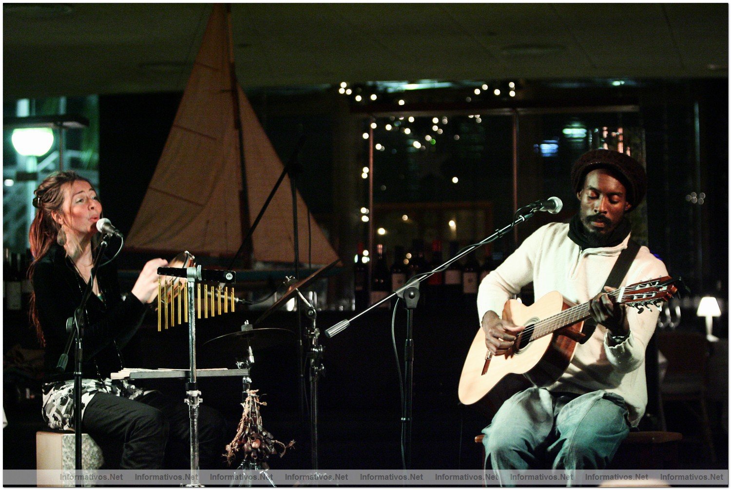 Actuaci�n de "Solimel" en el Restaurante "Moll Oest" en el Puerto de Masnou (Barcelona): Sol Homar (voz y percusi�n) y Mel Seme (voz y guitarra)