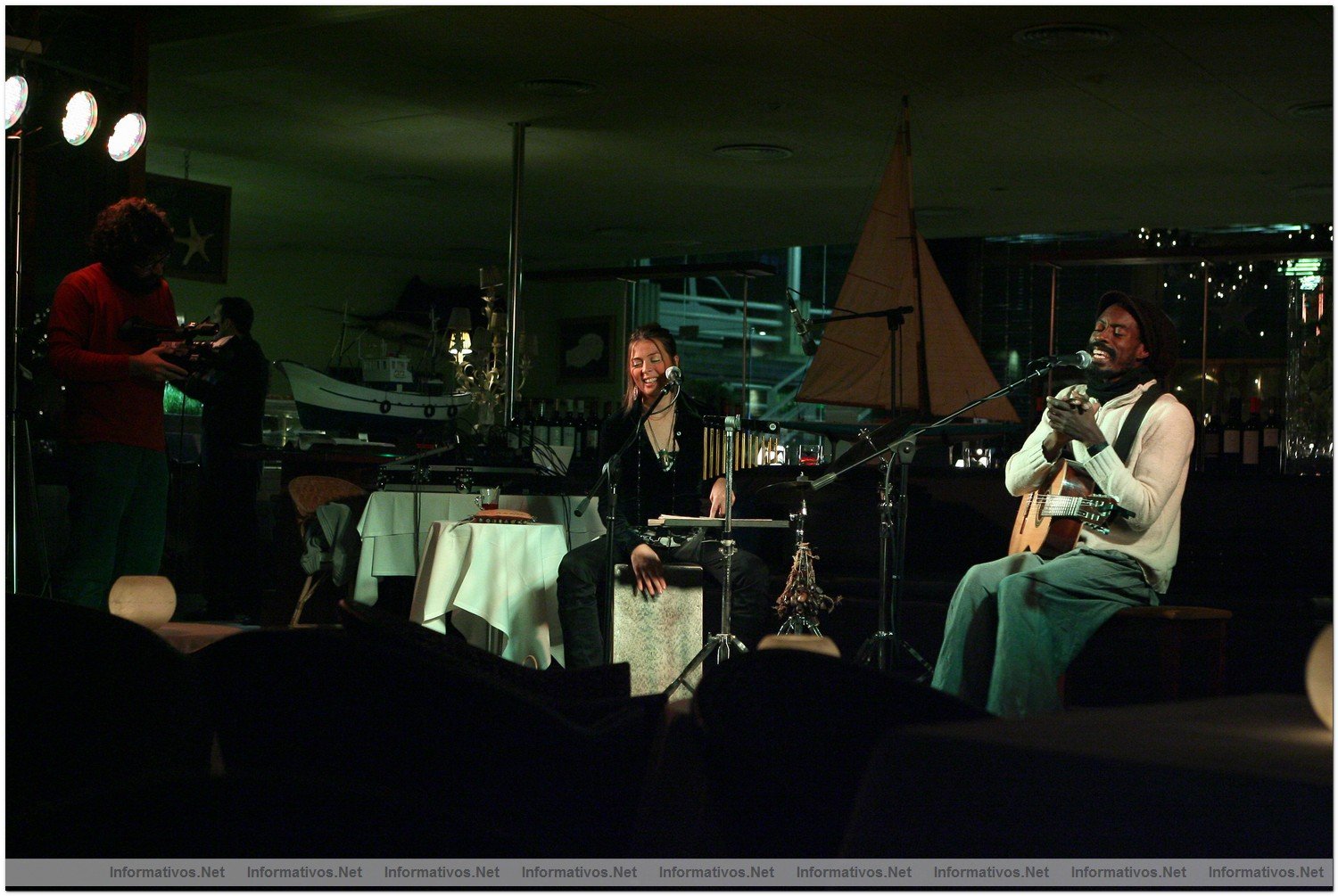 Actuaci�n de "Solimel" en el Restaurante "Moll Oest" en el Puerto de Masnou (Barcelona): Sol Homar (voz y percusi�n) y Mel Seme (voz y guitarra)