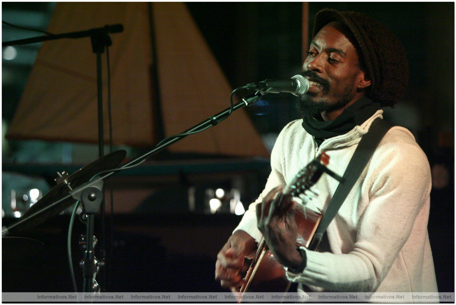 Actuaci�n de "Solimel" en el Restaurante "Moll Oest" en el Puerto de Masnou (Barcelona): Sol Homar (voz y percusi�n) y Mel Seme (voz y guitarra)