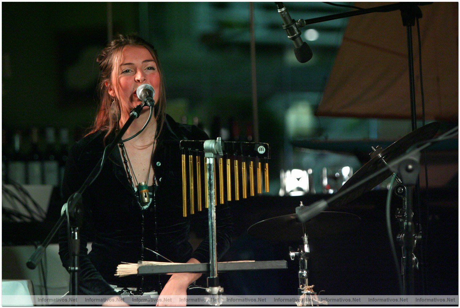 Actuaci�n de "Solimel" en el Restaurante "Moll Oest" en el Puerto de Masnou (Barcelona): Sol Homar (voz y percusi�n) y Mel Seme (voz y guitarra)