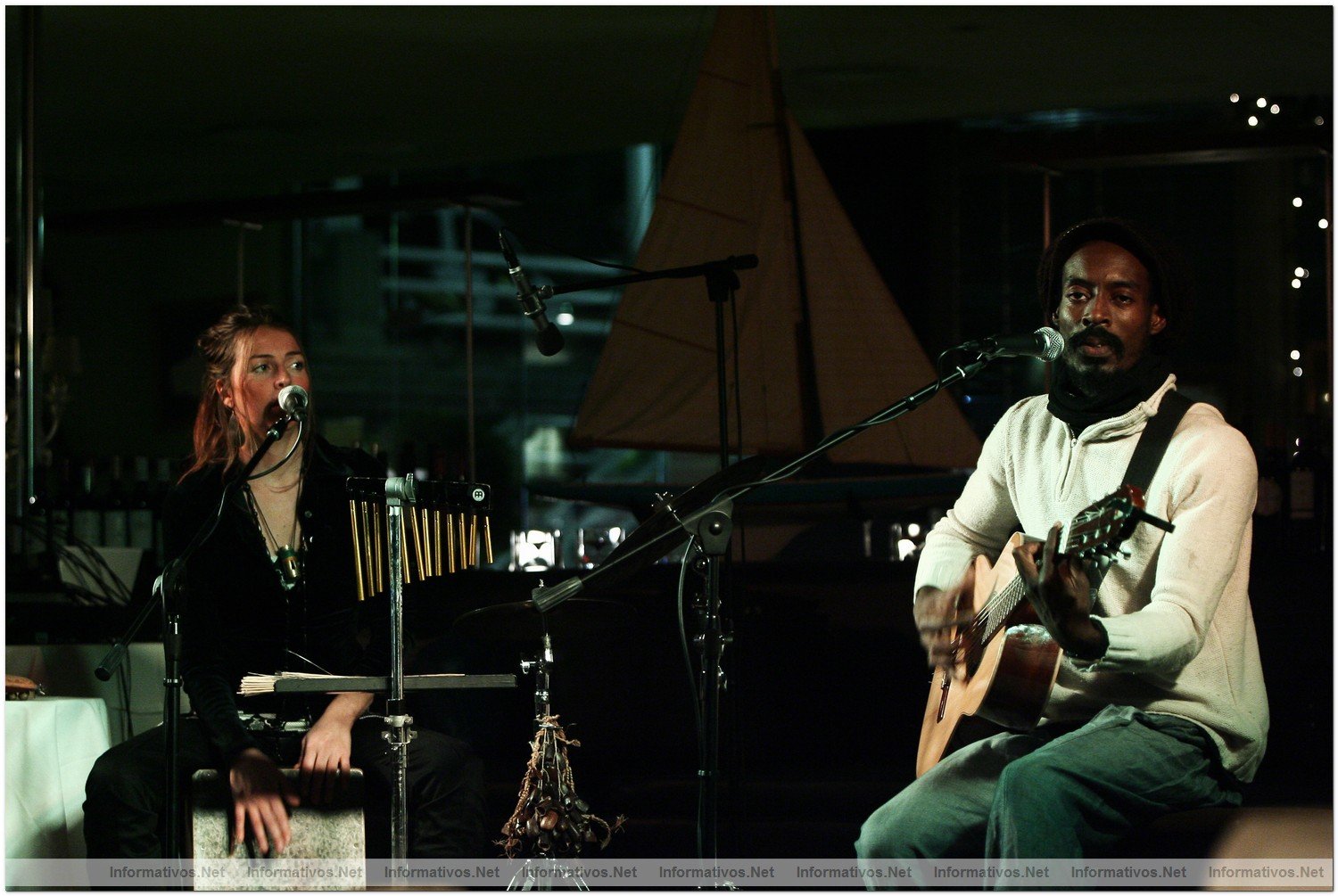 Actuaci�n de "Solimel" en el Restaurante "Moll Oest" en el Puerto de Masnou (Barcelona): Sol Homar (voz y percusi�n) y Mel Seme (voz y guitarra)