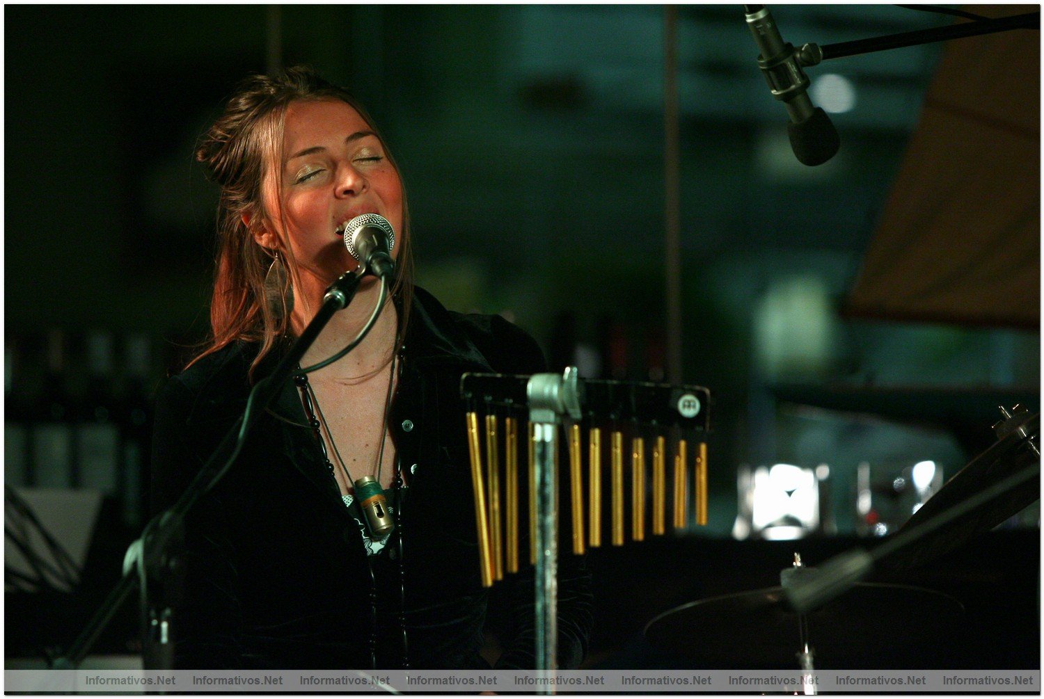 Actuaci�n de "Solimel" en el Restaurante "Moll Oest" en el Puerto de Masnou (Barcelona): Sol Homar (voz y percusi�n) y Mel Seme (voz y guitarra)