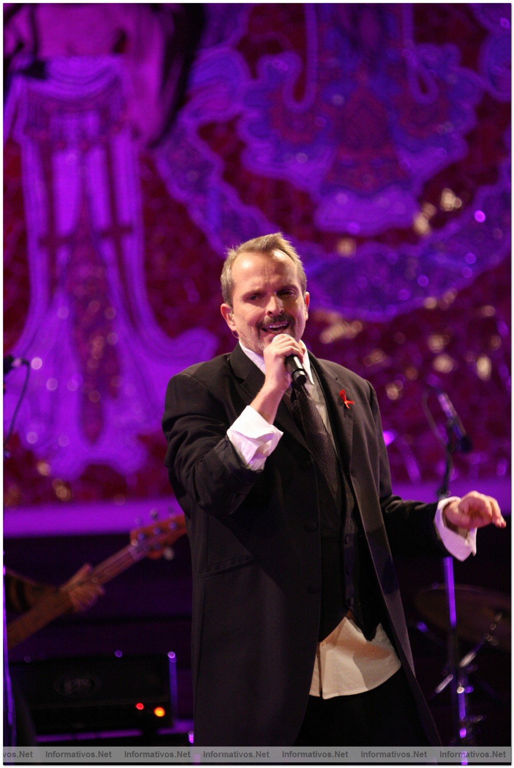 Concierto benfico "Demos la cara por el sida", promovido por la Fundacin Lucha contra el Sida: actuacin de Miguel Bos