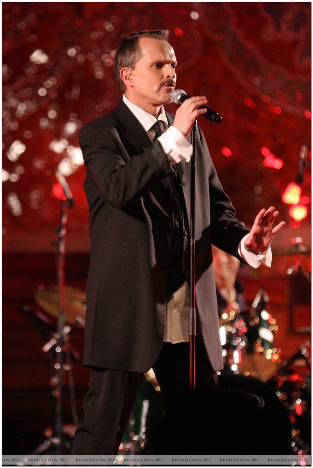 Concierto benfico "Demos la cara por el sida", promovido por la Fundacin Lucha contra el Sida: actuacin de Miguel Bos