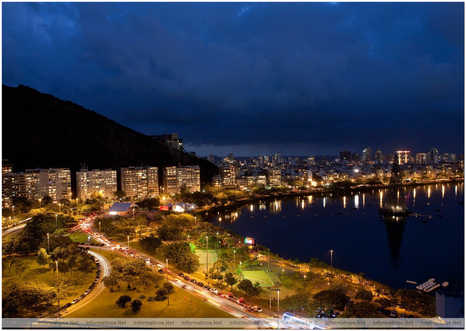 BR051209.- Inaugurado en Brasil el rbol de navidad flotante ms grande del mundo