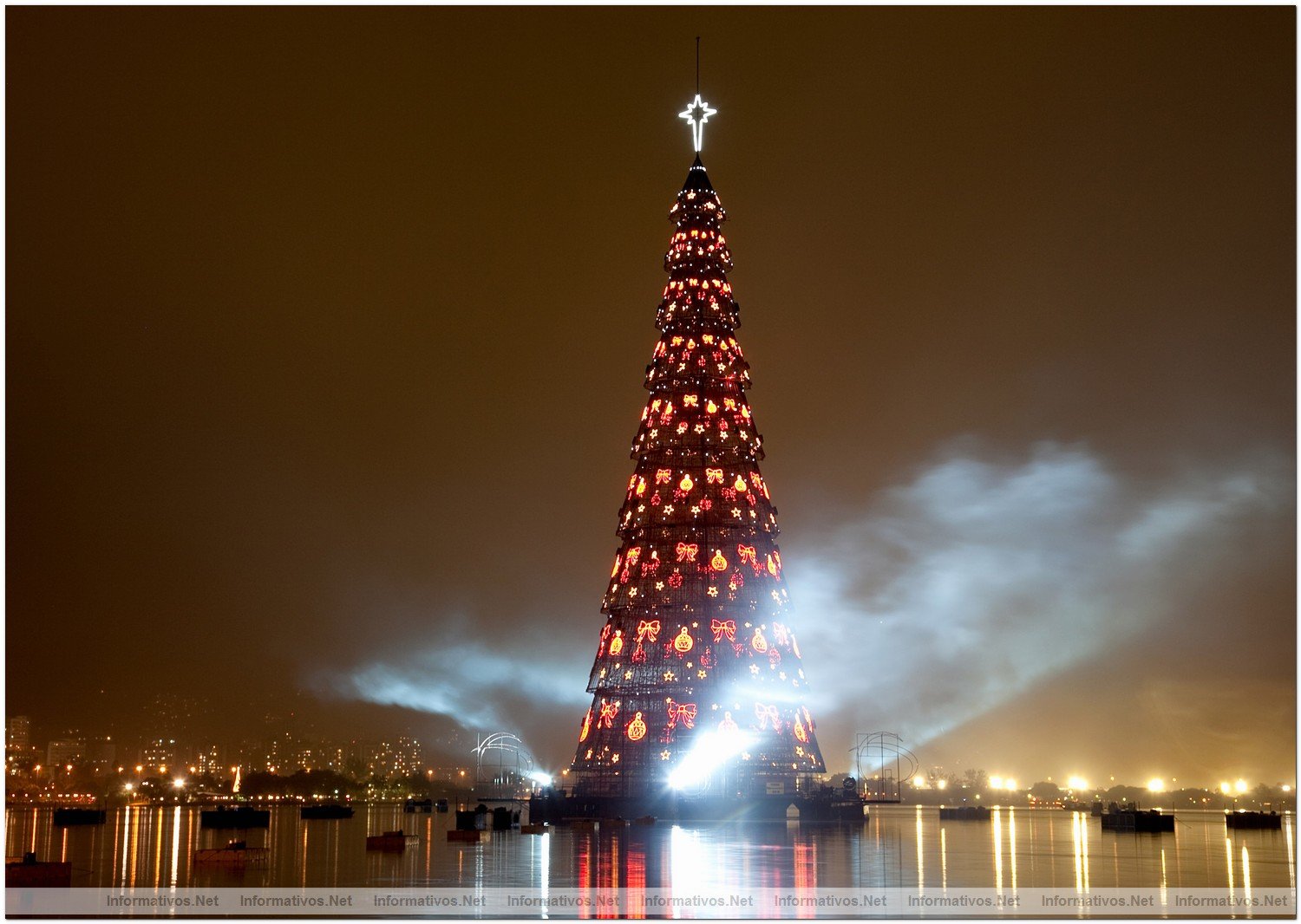 BR051209.- Inaugurado en Brasil el rbol de navidad flotante ms grande del mundo