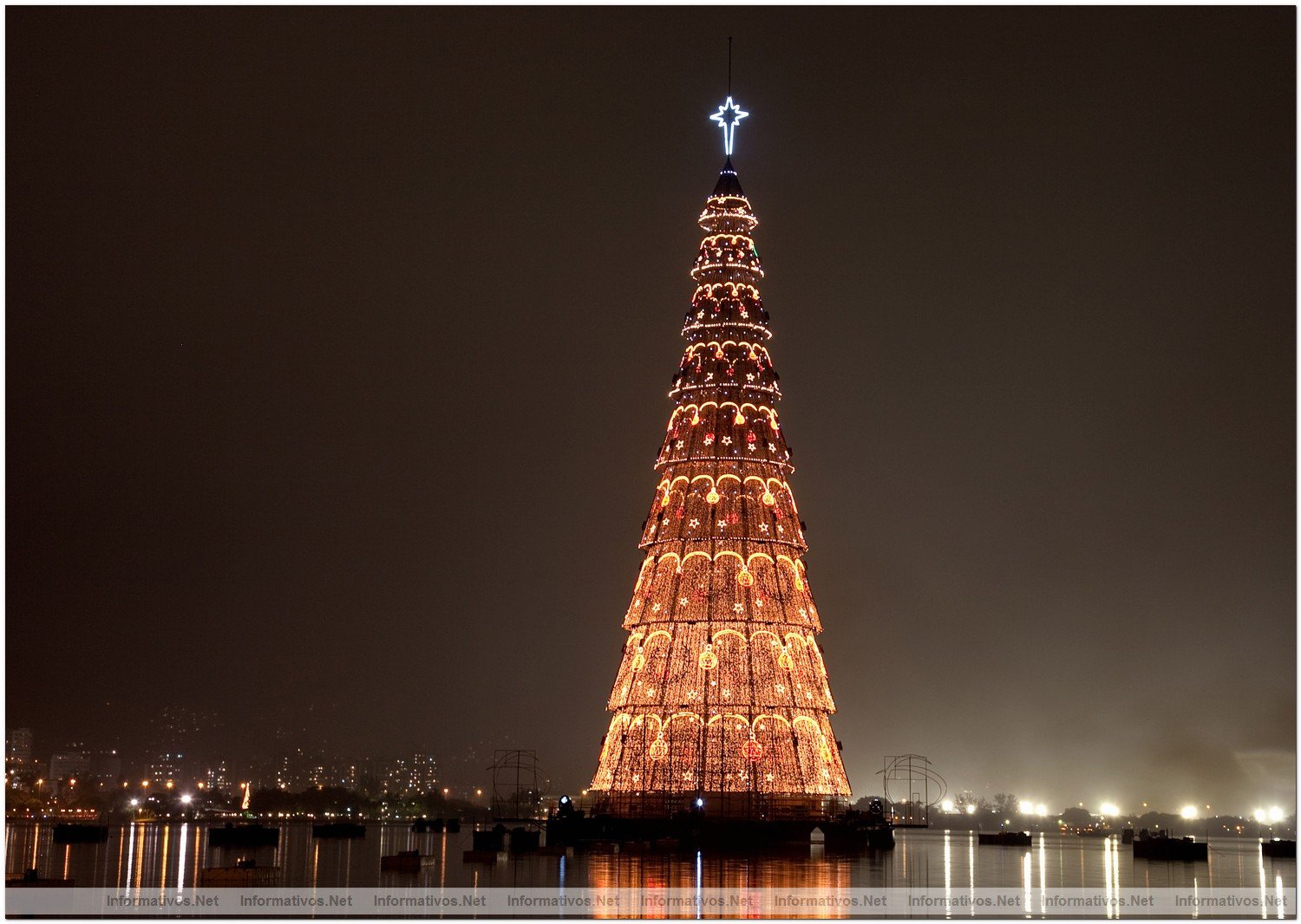 BR051209.- Inaugurado en Brasil el rbol de navidad flotante ms grande del mundo