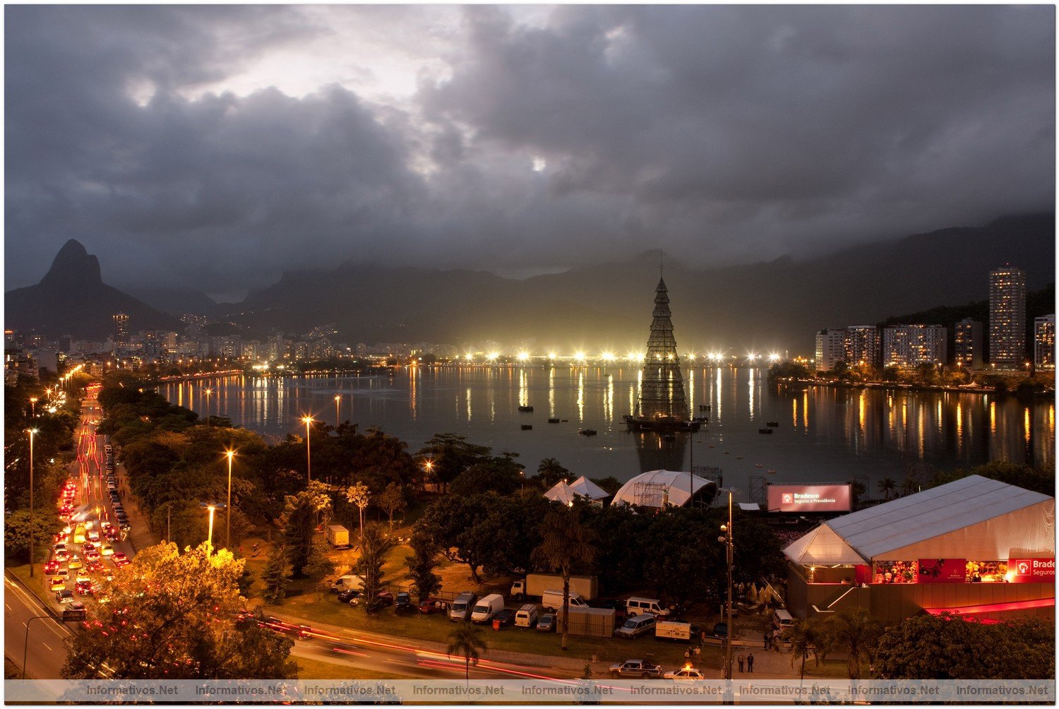 BR051209.- Inaugurado en Brasil el rbol de navidad flotante ms grande del mundo