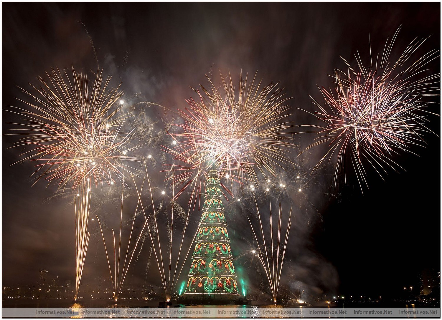 BR051209.- Inaugurado en Brasil el rbol de navidad flotante ms grande del mundo