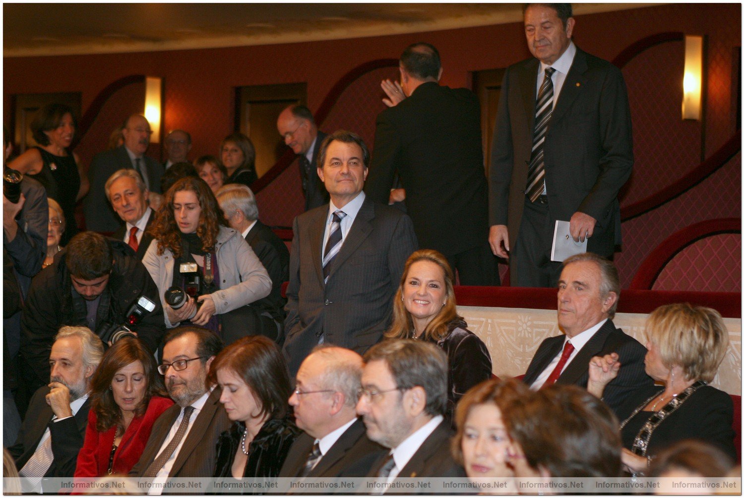 La reina Doa Sofa ha presidido la representacin en el Gran Teatro del Liceo de Barcelona de la pera Il Trovatore de Giuseppe Verdi, con motivo del dcimo aniversario de la reapertura del emblemtico espacio. Helena Rakosnik y su esposo, Artur Mas.