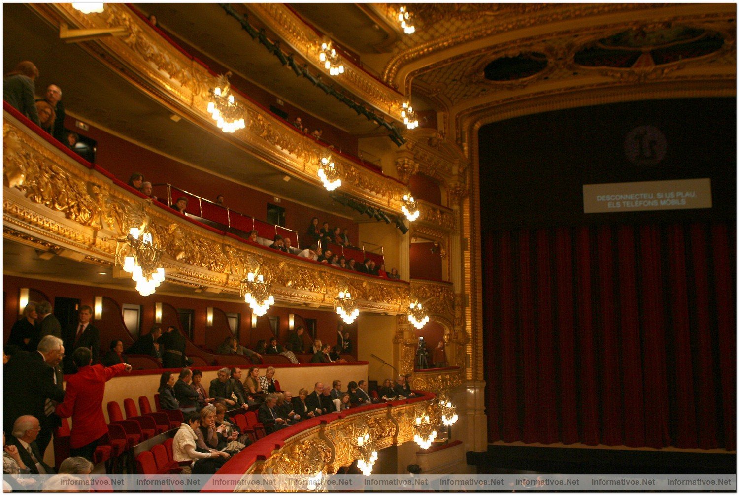 La reina Doa Sofa ha presidido la representacin en el Gran Teatro del Liceo de Barcelona de la pera Il Trovatore de Giuseppe Verdi, con motivo del dcimo aniversario de la reapertura del emblemtico espacio
