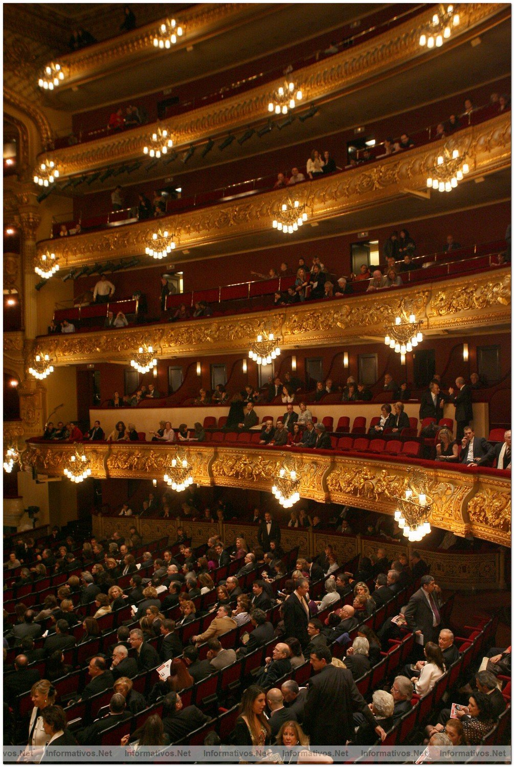 La reina Doa Sofa ha presidido la representacin en el Gran Teatro del Liceo de Barcelona de la pera Il Trovatore de Giuseppe Verdi, con motivo del dcimo aniversario de la reapertura del emblemtico espacio