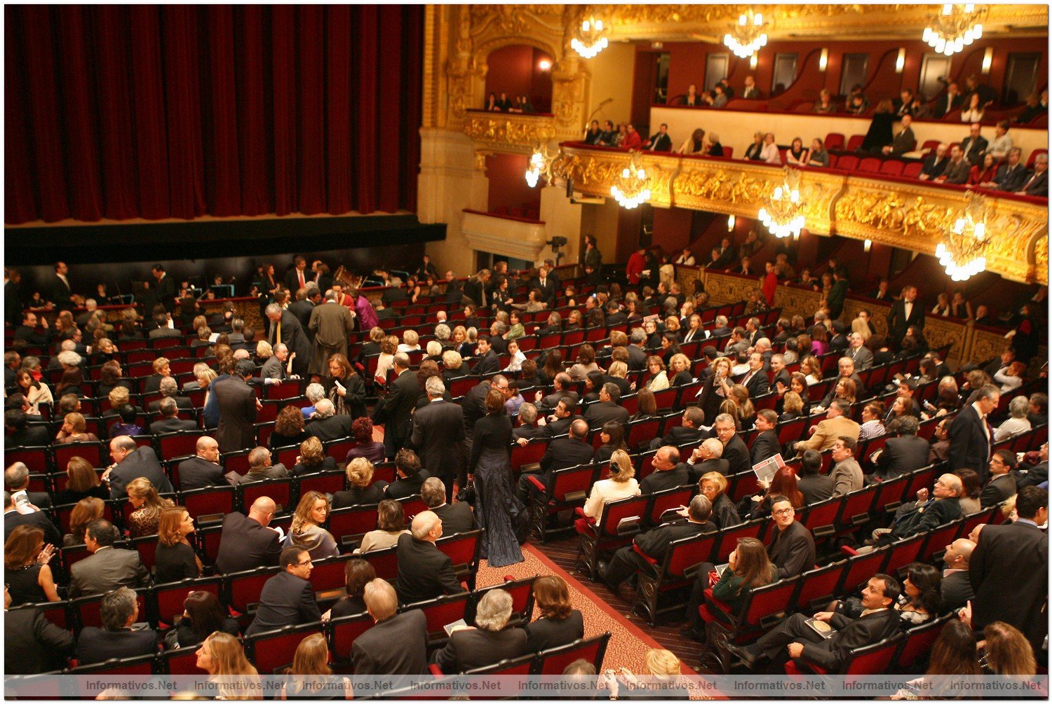 La reina Doa Sofa ha presidido la representacin en el Gran Teatro del Liceo de Barcelona de la pera Il Trovatore de Giuseppe Verdi, con motivo del dcimo aniversario de la reapertura del emblemtico espacio