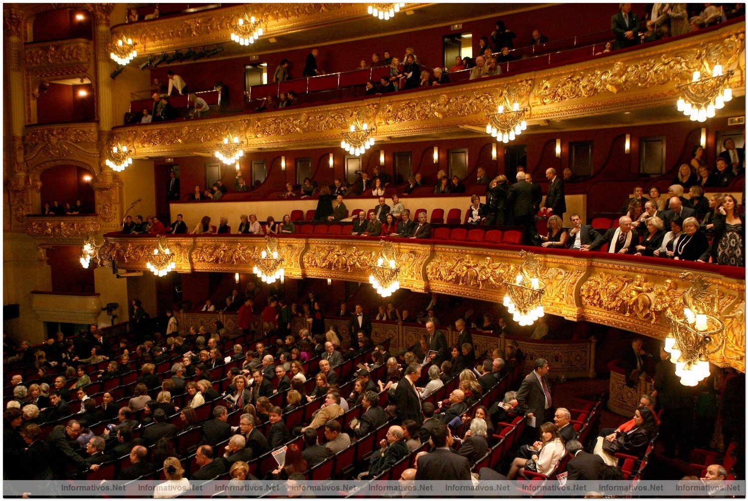 La reina Doa Sofa ha presidido la representacin en el Gran Teatro del Liceo de Barcelona de la pera Il Trovatore de Giuseppe Verdi, con motivo del dcimo aniversario de la reapertura del emblemtico espacio