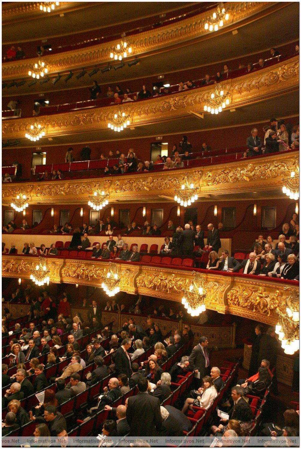 La reina Doa Sofa ha presidido la representacin en el Gran Teatro del Liceo de Barcelona de la pera Il Trovatore de Giuseppe Verdi, con motivo del dcimo aniversario de la reapertura del emblemtico espacio
