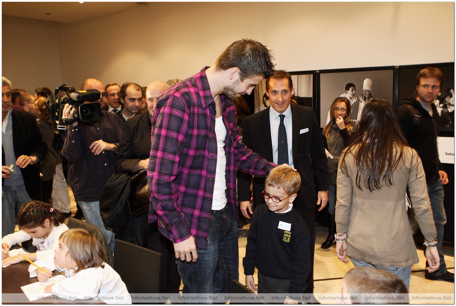 Presentacin del Calendario Talita 2010: Gerard Piqu con los nios