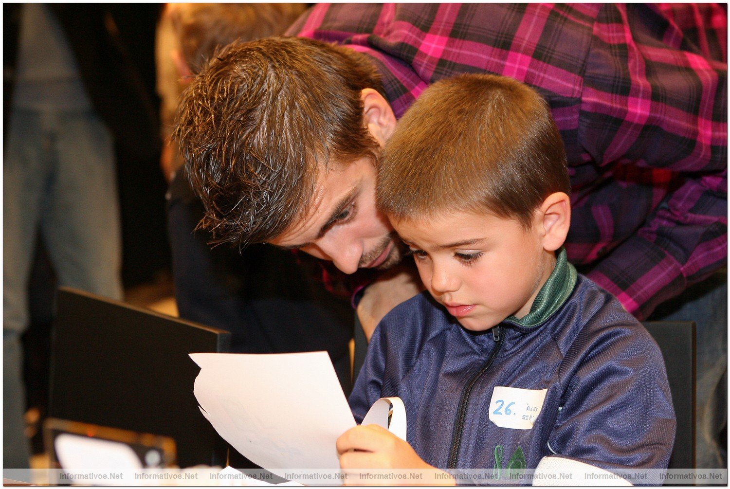 Presentacin del Calendario Talita 2010: Gerard Piqu con los nios