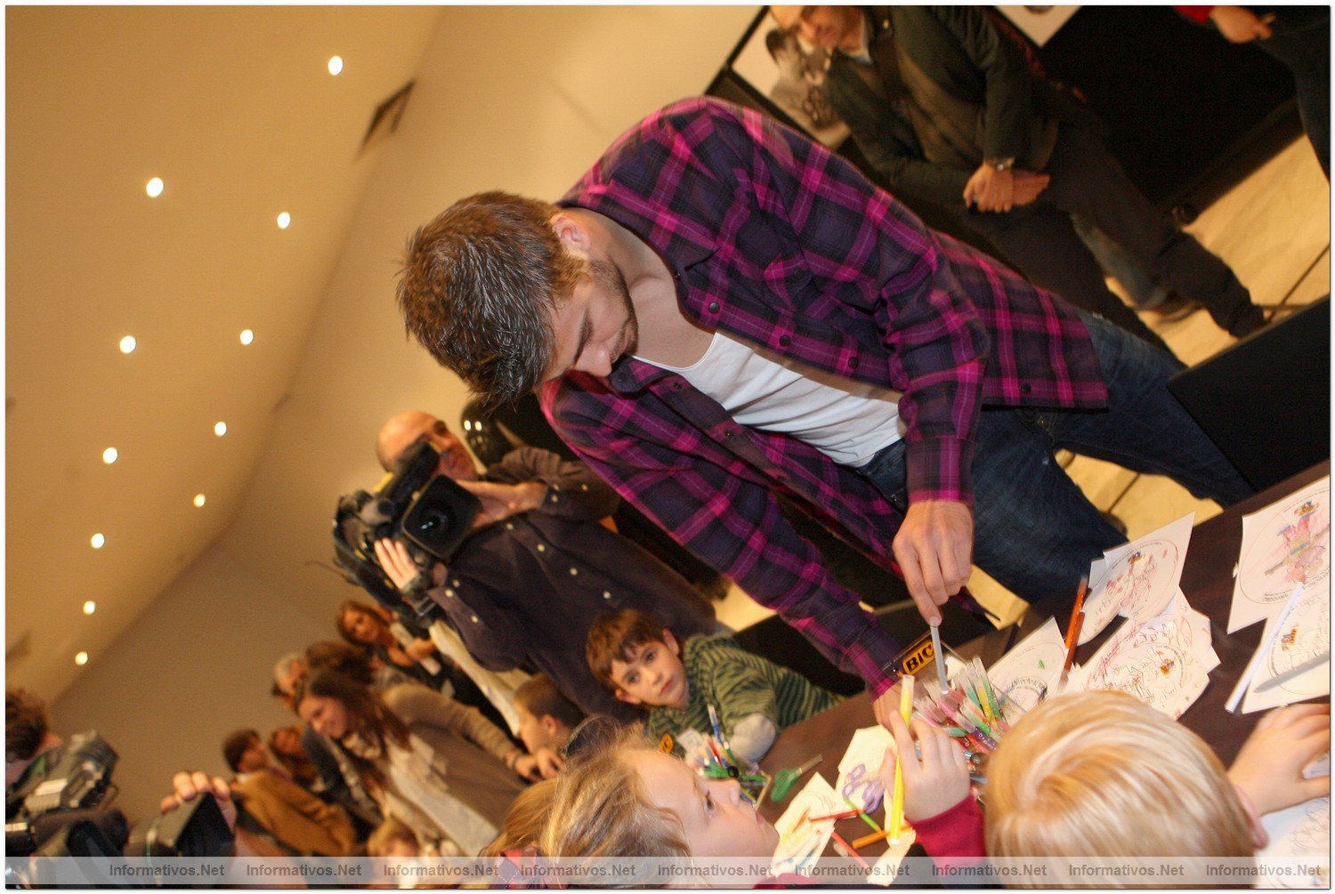 Presentacin del Calendario Talita 2010: Gerard Piqu con los nios