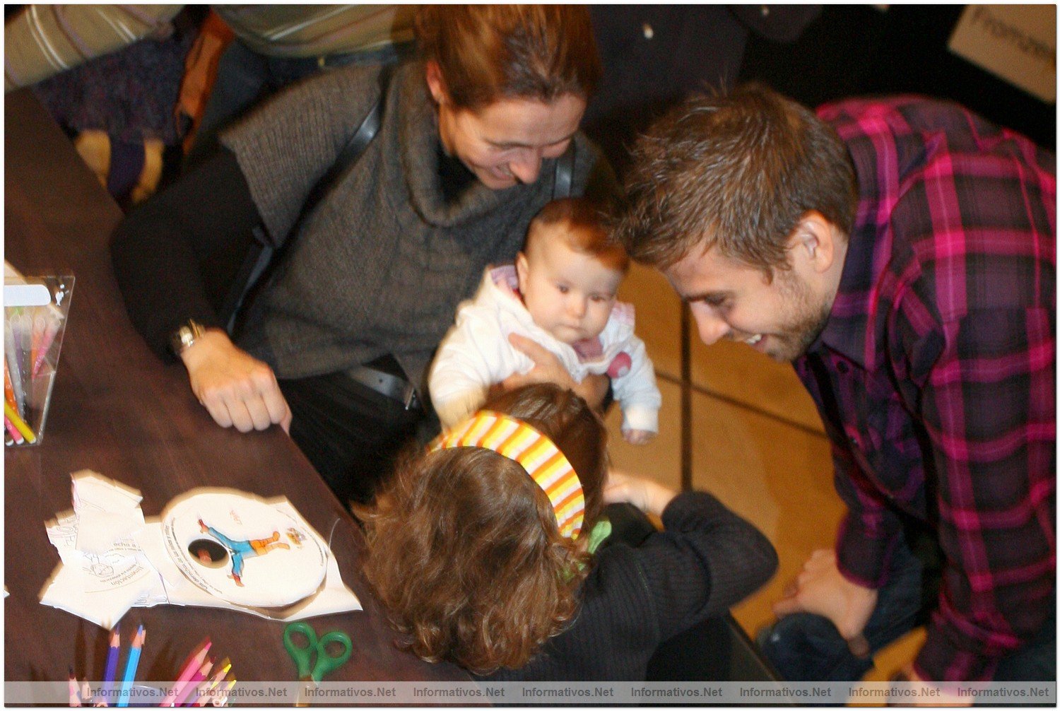 Presentacin del Calendario Talita 2010: Gerard Piqu con los nios