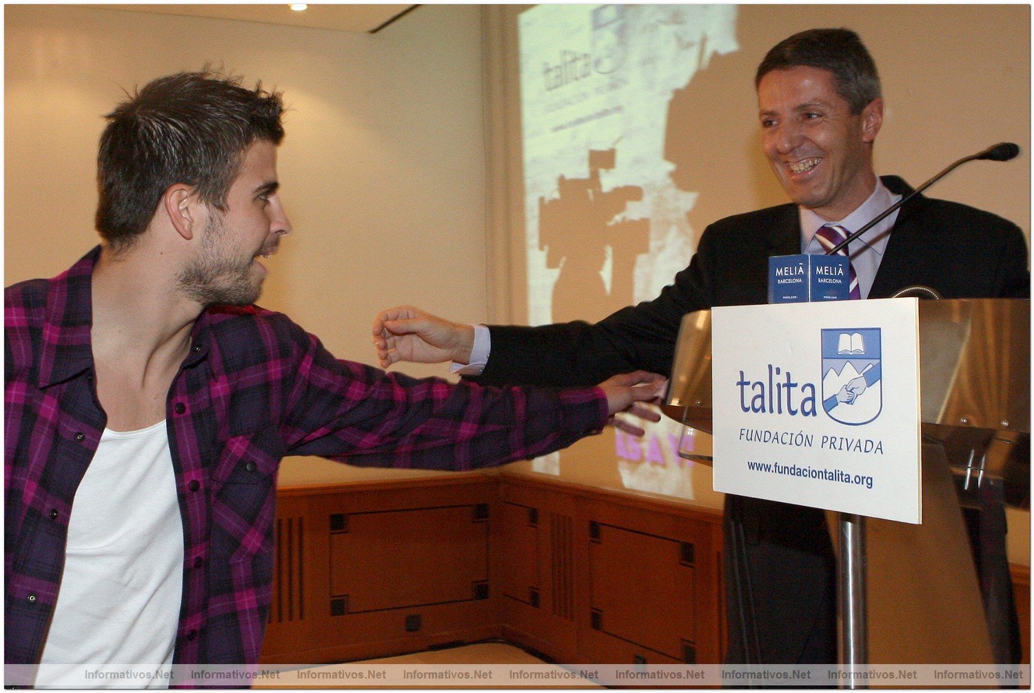 Presentacin del Calendario Talita 2010: Gerard Piqu saluda al director de la Fundacin Talita, Miguel Vias.