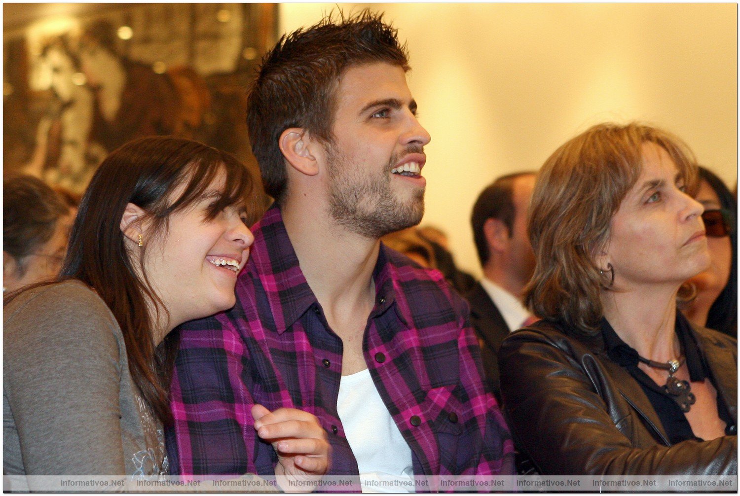 Presentacin del Calendario Talita 2010: Monat y su primo Gerard Piqu con la madre de Gerard.
