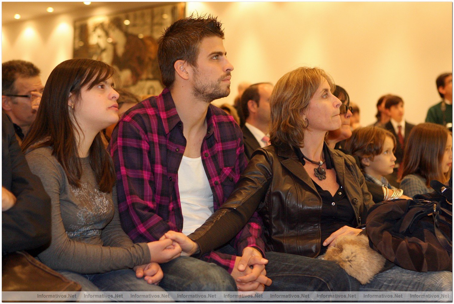 Presentacin del Calendario Talita 2010: Monat y su primo Gerard Piqu con la madre de Gerard.
