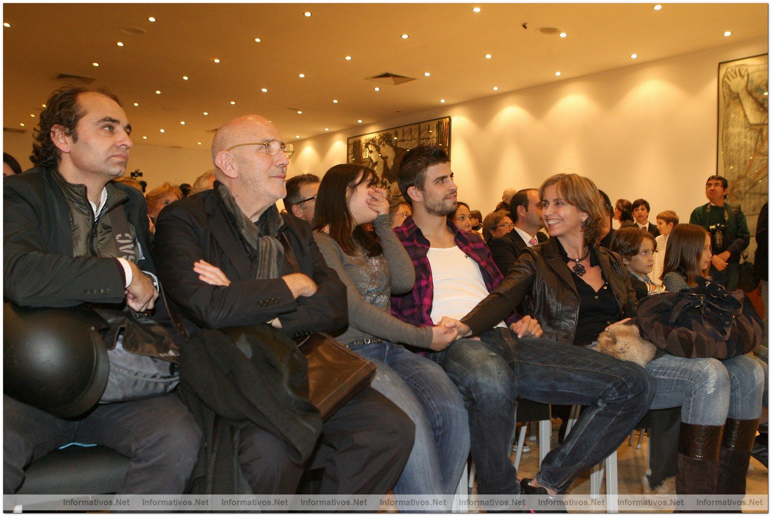 Presentacin del Calendario Talita 2010: Antonio Mir, Monat y su primo Gerard Piqu con la madre de Gerard.