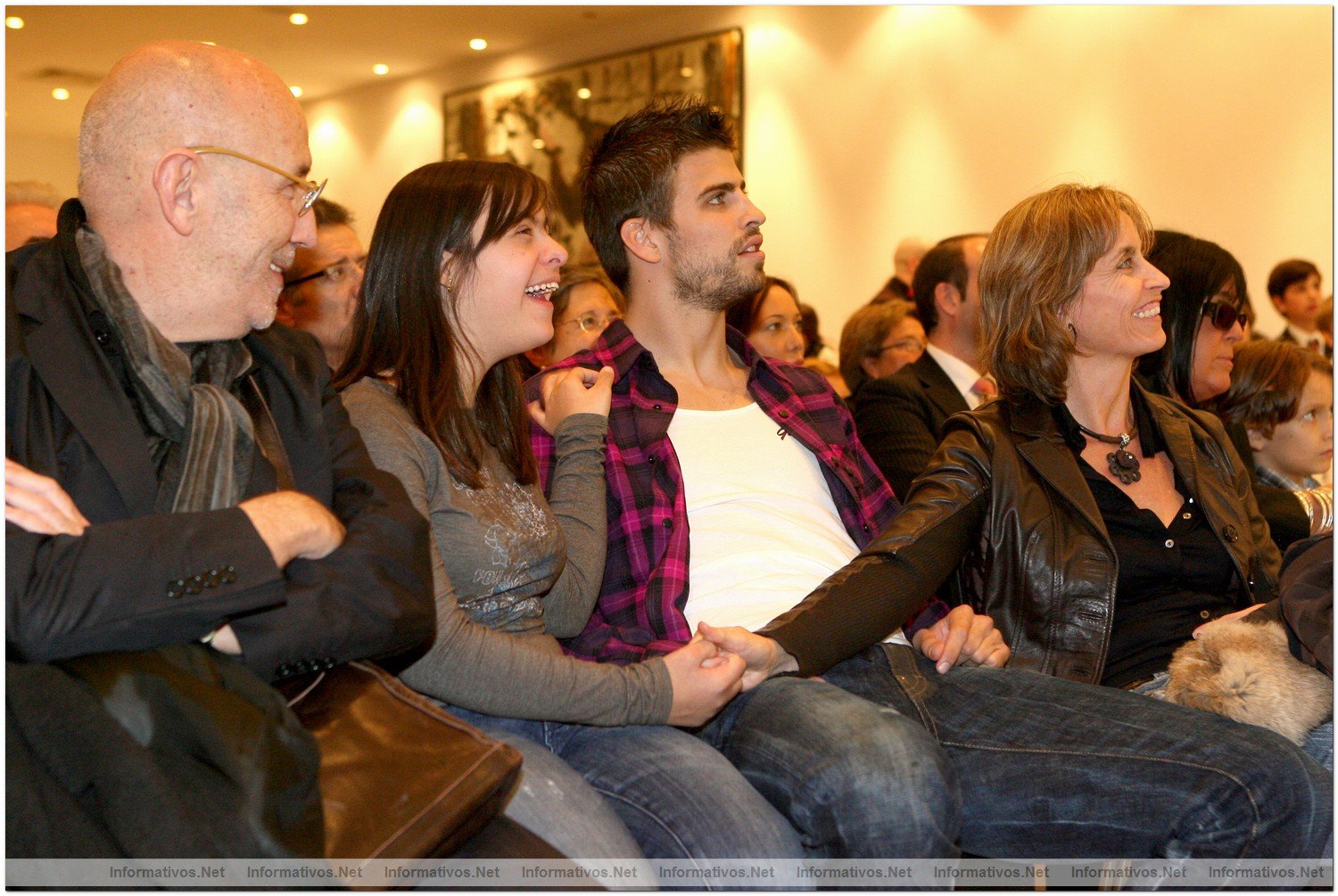 Presentacin del Calendario Talita 2010: Antonio Mir, Monat y su primo Gerard Piqu con la madre de Gerard.