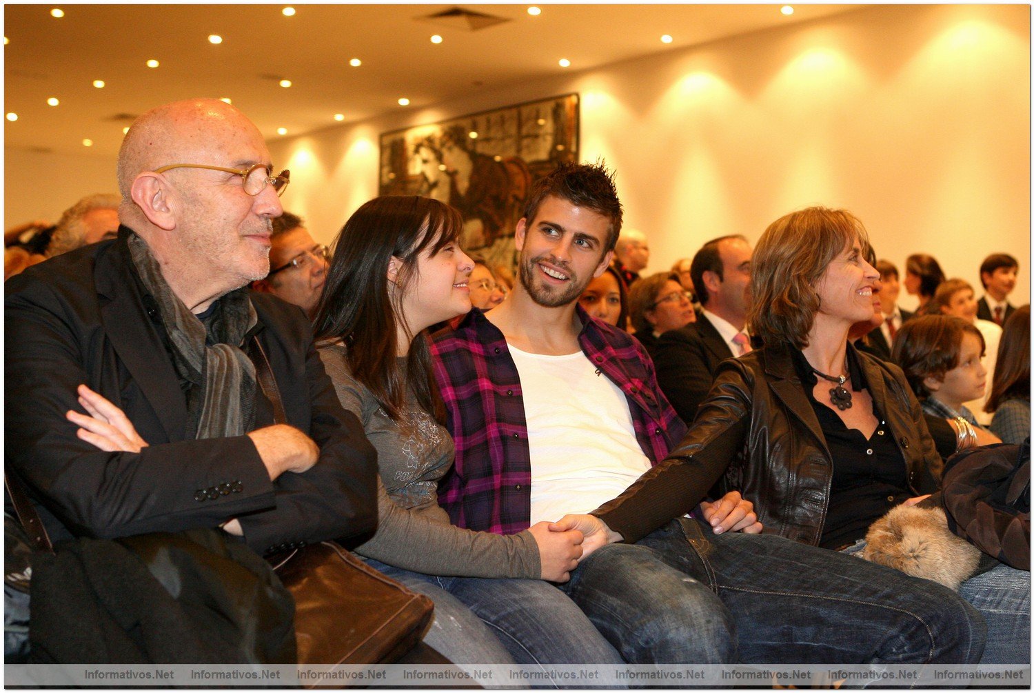 Presentacin del Calendario Talita 2010: Antonio Mir, Monat y su primo Gerard Piqu con la madre de Gerard.