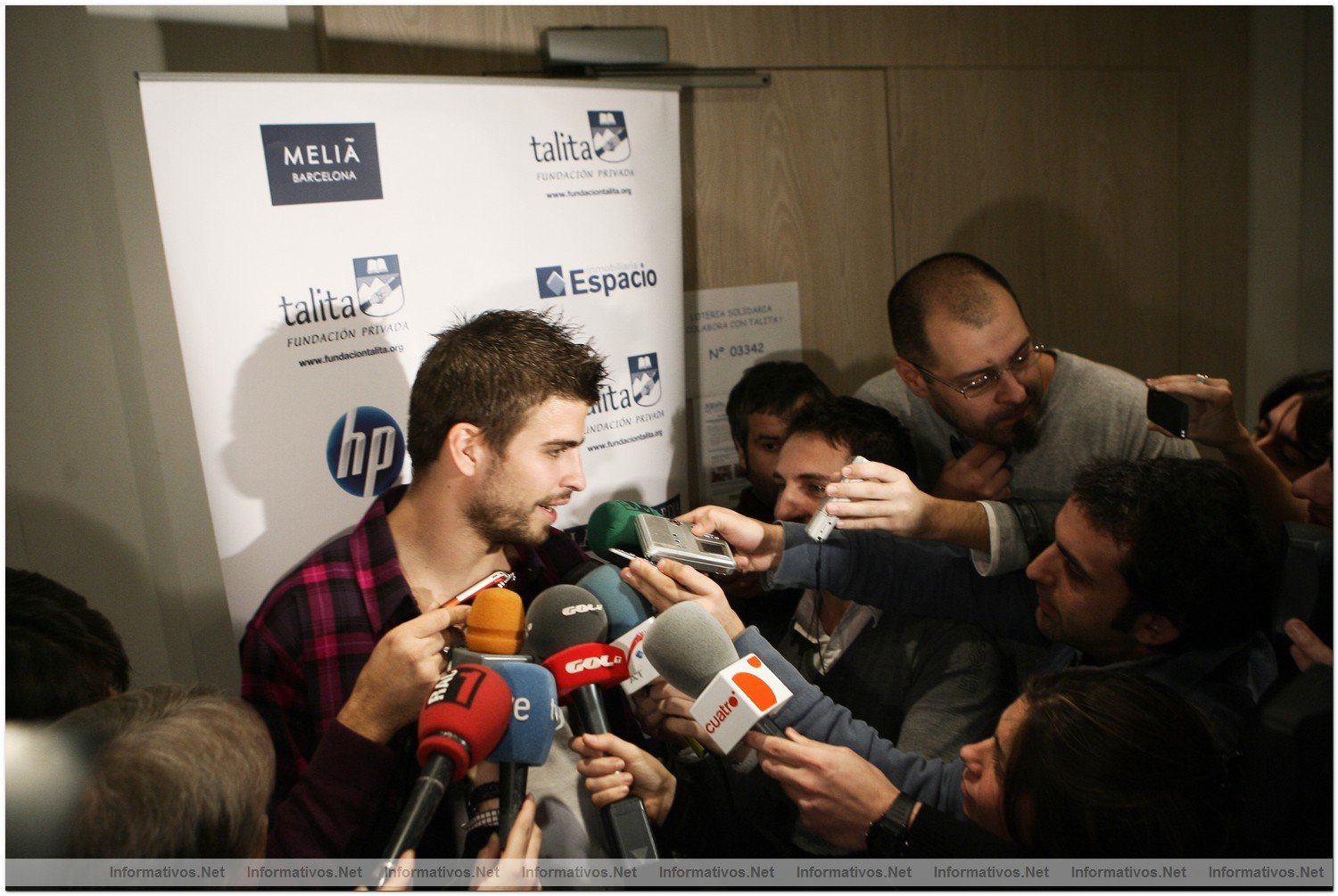 Presentacin del Calendario Talita 2010: Gerard Piqu, atendiendo a los medios