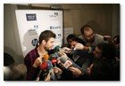:: Pulse para Ampliar :: Presentación del Calendario Talita 2010: Gerard Piqué, atendiendo a los medios