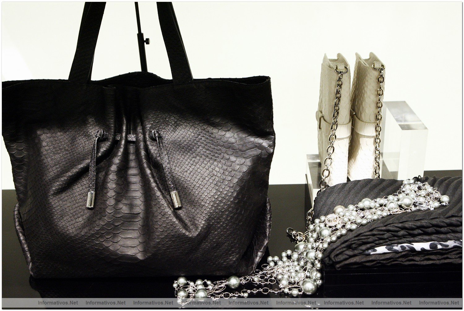 BCN17DIC09.- Coleccin Furla Invierno 2009