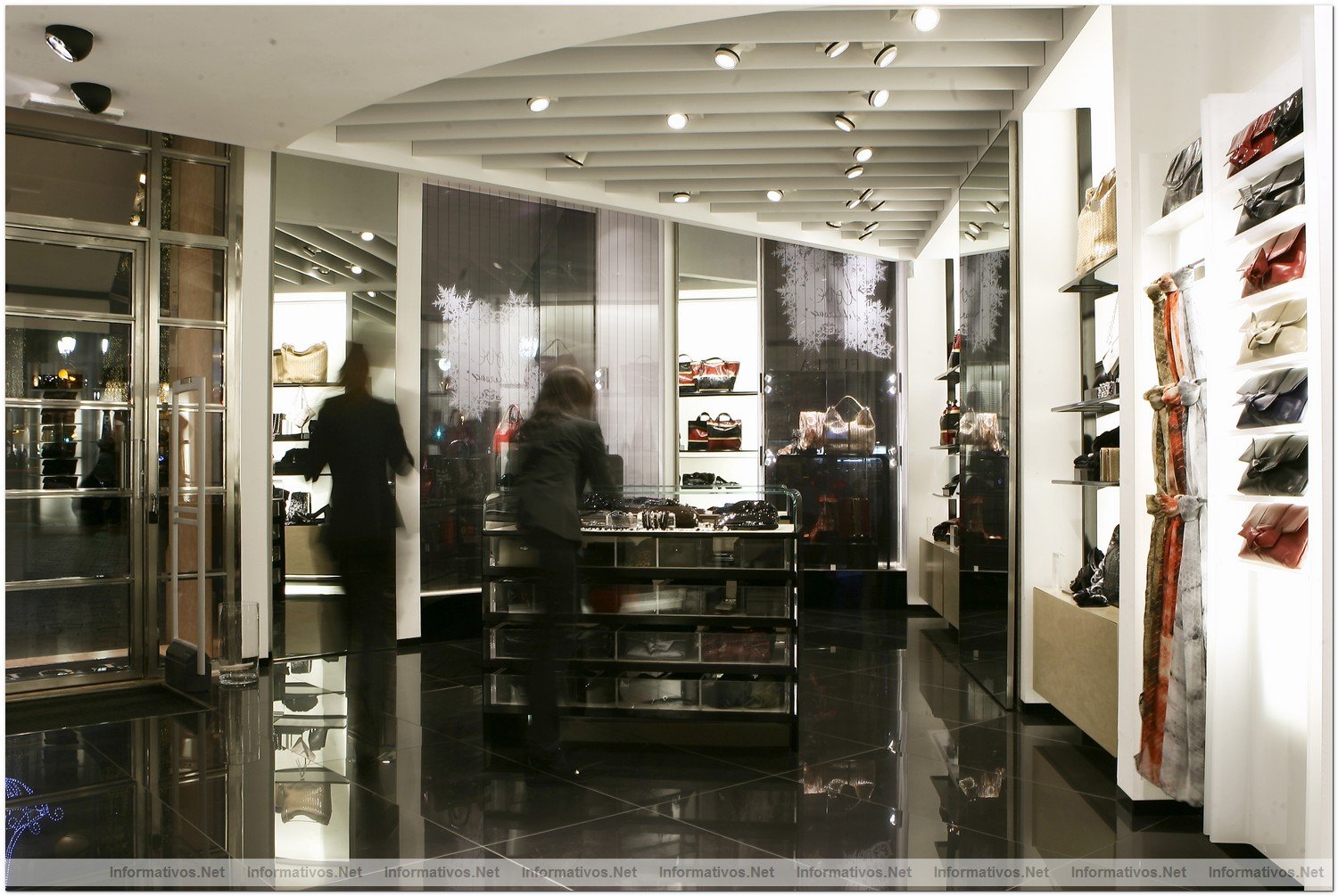 BCN17DIC09.- Coleccin Furla Invierno 2009 en la boutique de P de Gracia de Barcelona
