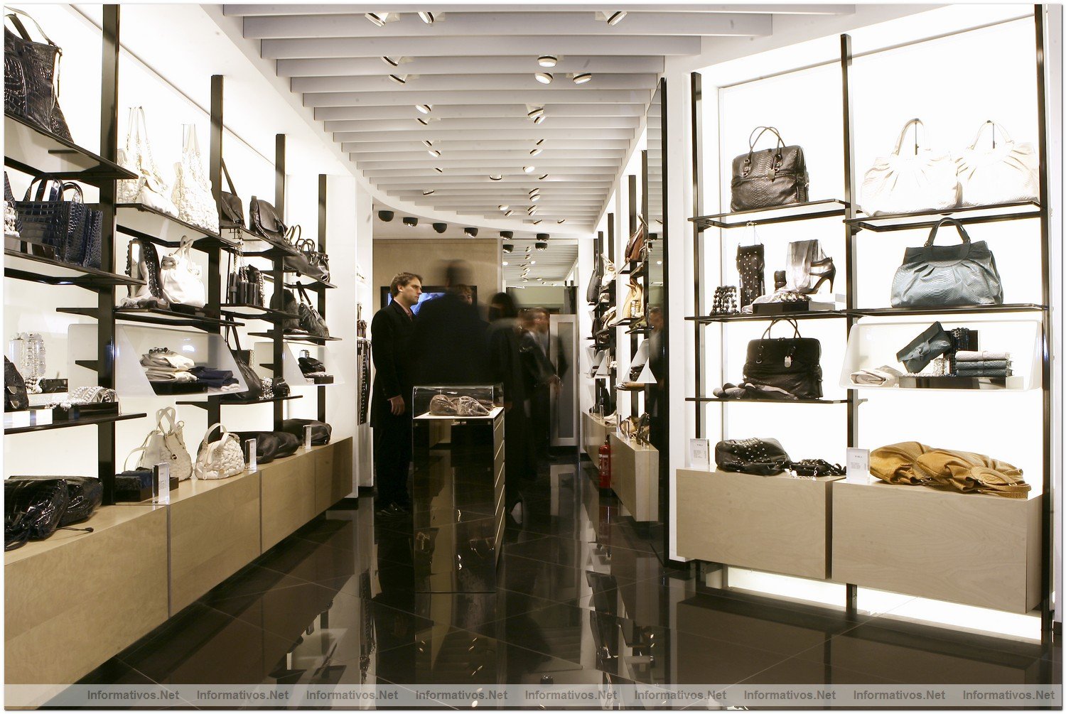BCN17DIC09.- Coleccin Furla Invierno 2009 en la boutique de P de Gracia de Barcelona