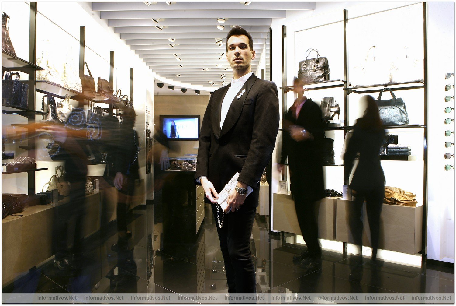 BCN17DIC09.-  Daniel Lavernia, director de la boutique de Furla, en  P de Gracia. Barcelona.