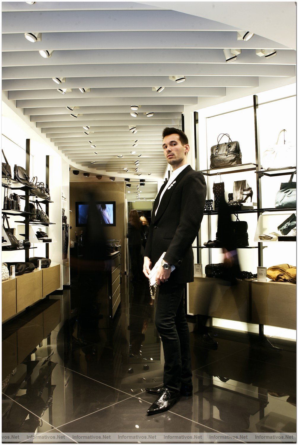 BCN17DIC09.-  Daniel Lavernia, director de la boutique de Furla, en  P de Gracia. Barcelona.