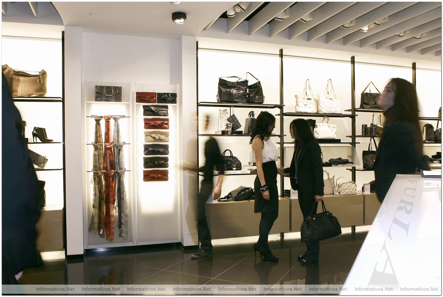 BCN17DIC09.- Coleccin Furla Invierno 2009 en la boutique de P de Gracia de Barcelona