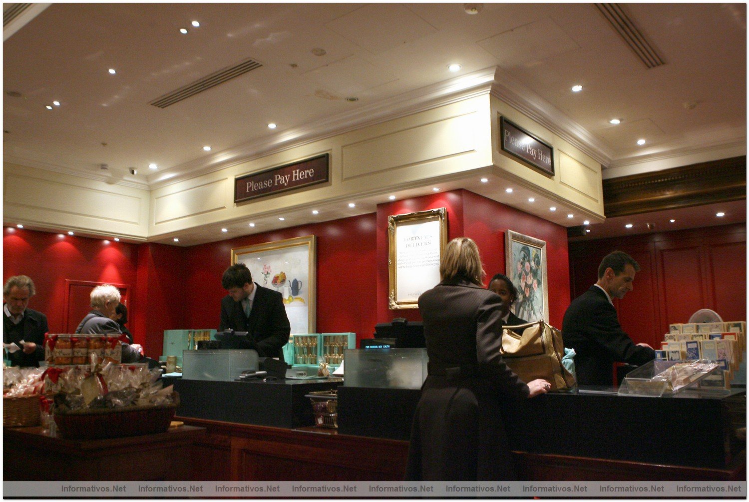 Espaa es el tercer pas europeo que ms gasta en navidad , por detrs de Irlanda y Luxemburgo. Londres / London