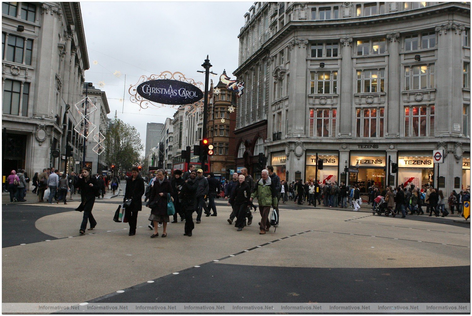 Espaa es el tercer pas europeo que ms gasta en navidad , por detrs de Irlanda y Luxemburgo. Londres / London