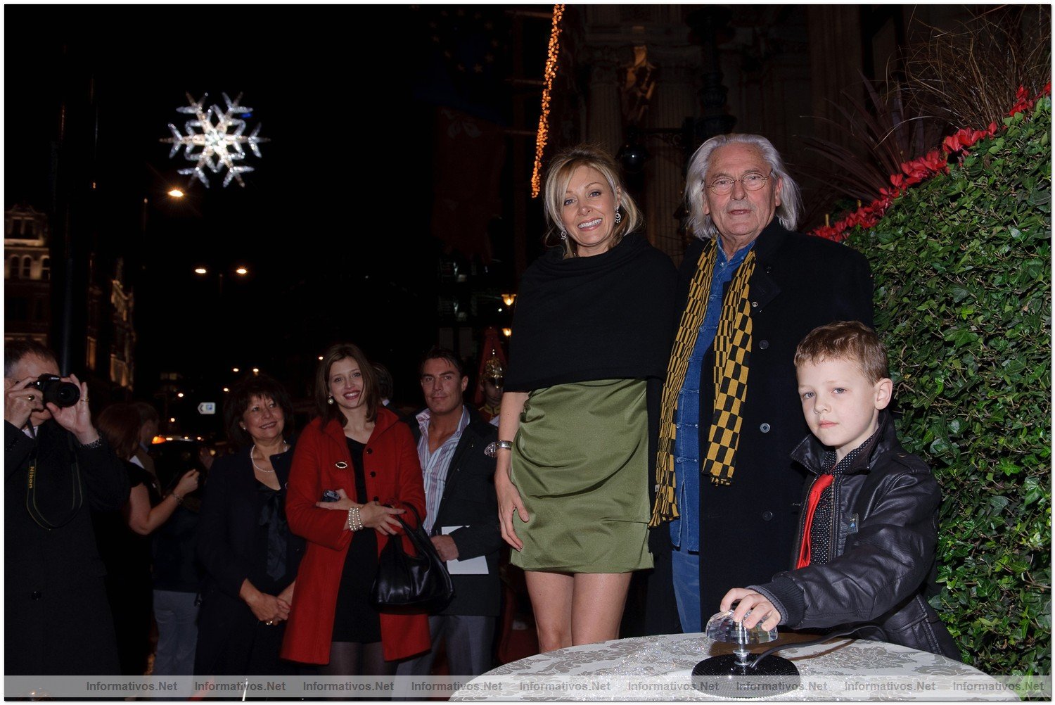 LONDONDIC09.- Claudia Schiffer y Nadja Swarovski inauguran en Londres el nuevo "Snowflake"
Nadja Swarovski, junto con Ingo Maurer y el ganador del concurso Magic FM, de tan solo 5 aos,  Ethan Busby.