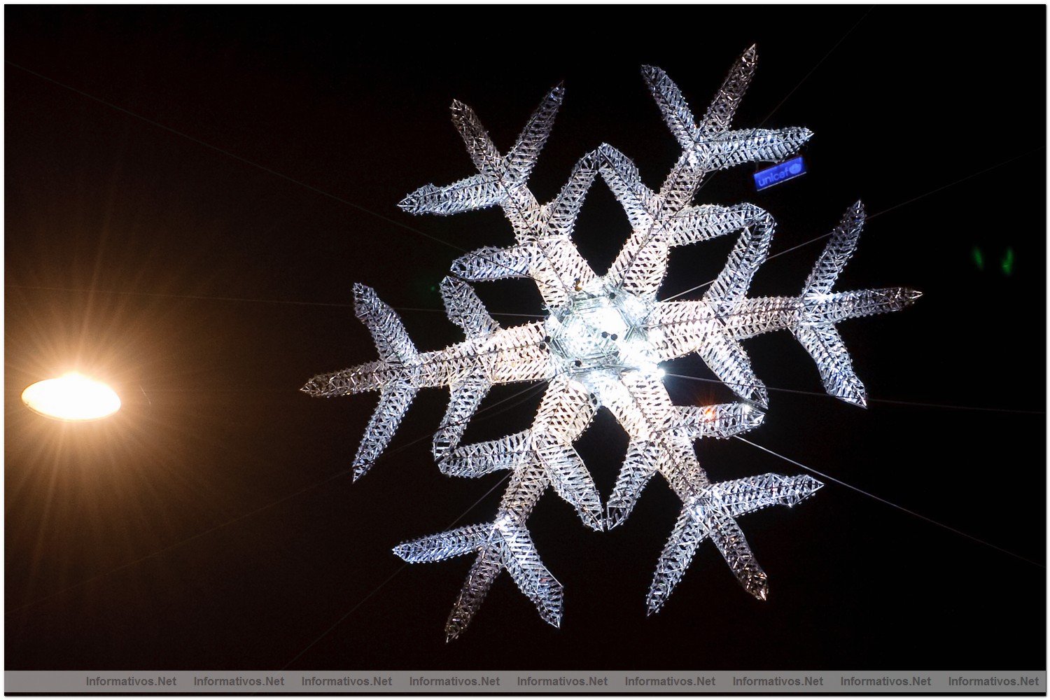 LONDONDIC09.- Claudia Schiffer y Nadja Swarovski inauguran en Londres el nuevo "Snowflake" de cinco metros de altura ha sido fabricado con 10.000 cristales Swarovski, y construido con una estructura de ramas bidimensional hecha con un lser capaz de cortar tubos de acero inoxidable y soldarlos entre s con un acabado de electropulido. Cada una de sus ramas de 2,2 metros dispone de 5 puntas, y est iluminado internamente por lmparas LED, su peso total es de aproximadamente 1.300kg.