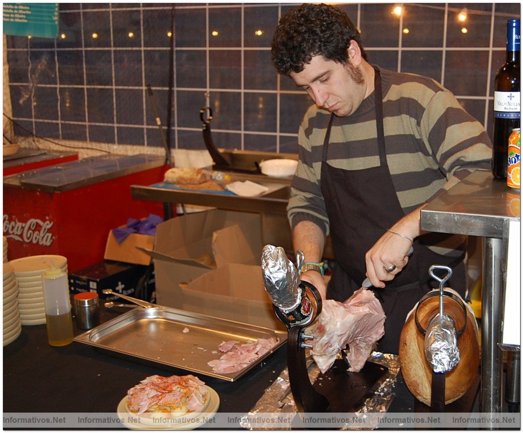 La localidad madrilea de Rivas Vaciamadrid acoge hasta el prximo 5 de enero, la I Feria Gastronmica de Casas Regionales, donde se podrn degustar, a precios populares, productos tpicos de las siguientes Comunidades Autnomas: Galicia, Comunidad Valenciana, Catalua, Asturias y Andaluca.