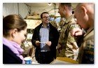 :: Pulse para Ampliar :: La princesa Victoria de Suecia con su futuro marido Daniel Westling en Mazar-E-Sharif (Afganistán)