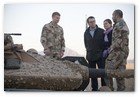 :: Pulse para Ampliar :: La princesa Victoria de Suecia con su futuro marido Daniel Westling en Mazar-E-Sharif (Afganistán)